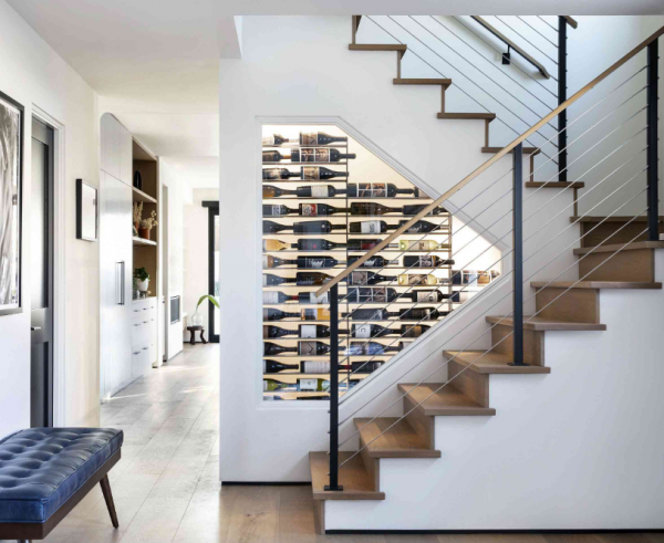 Lemari bawah tangga dengan rak sudut yang dimaksimalkan